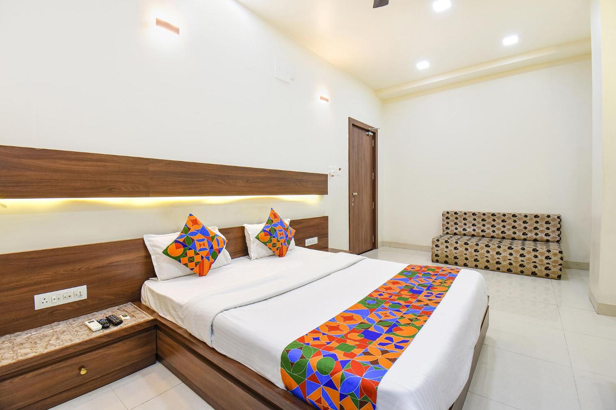 Fabhotel Royal Suits - Nr Mahadji Shinde Chhatri Pune Extérieur photo