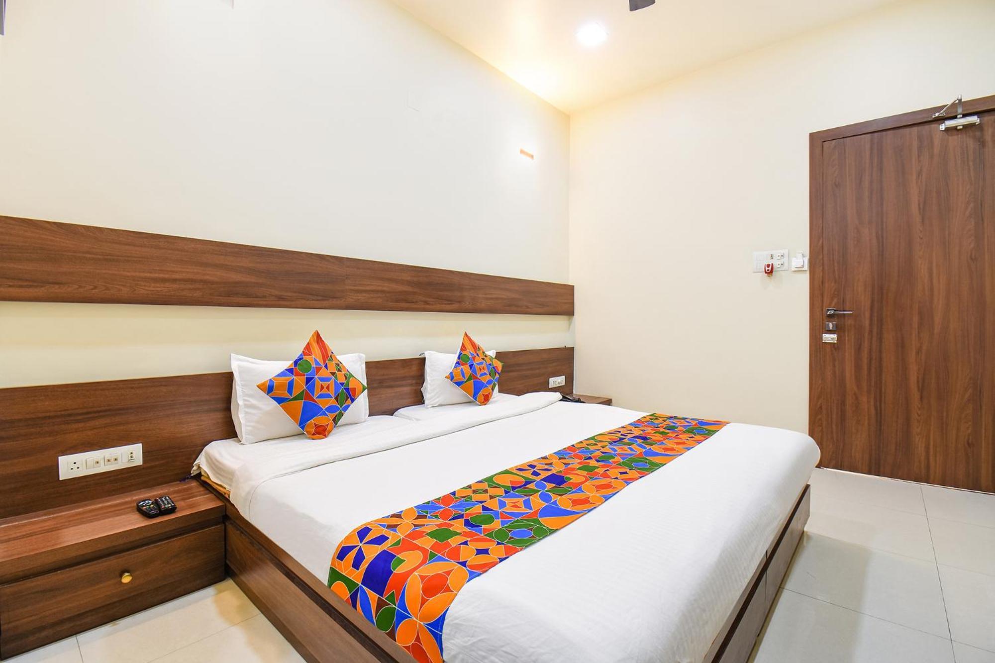 Fabhotel Royal Suits - Nr Mahadji Shinde Chhatri Pune Extérieur photo